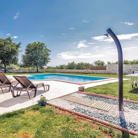 Cozy In With Outdoor Swimming Pool *