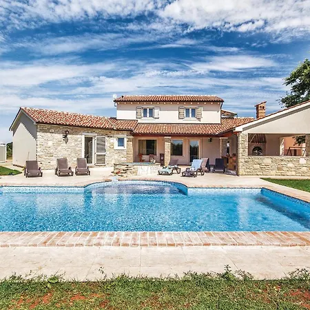 Cozy In With Outdoor Swimming Pool *