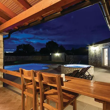 Cozy In With Outdoor Swimming Pool *