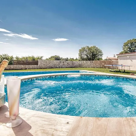 Cozy In With Outdoor Swimming Pool Valtura